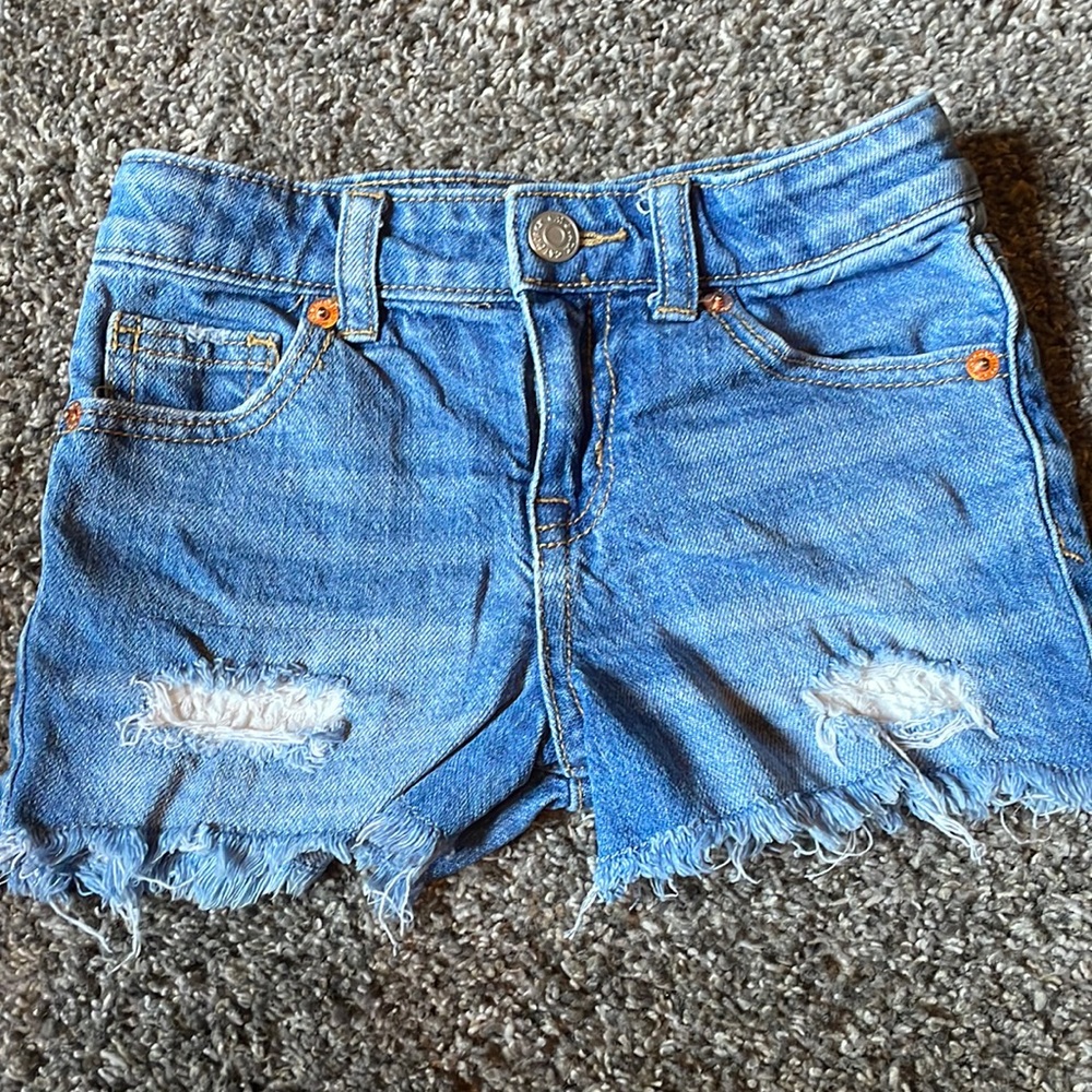 Cat & Jack distressed girl’s jean shorts. Size 4/5